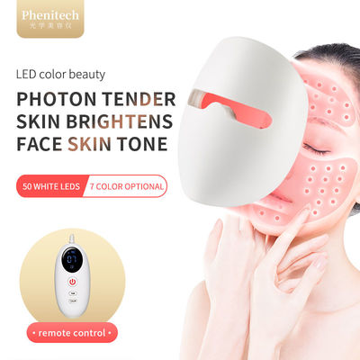 Maschera di protezione infrarossa tenuta in mano di terapia della foto della luce di 7 colori LED